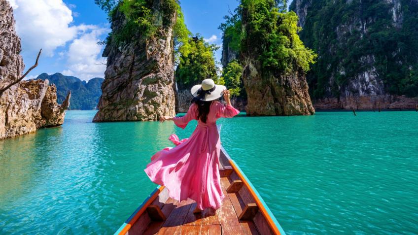 Таиланд – один из наиболее экзотических уголков планеты; королевство, где чтят и исполняют не только светские законы, но и буддийские нормы. Его называют «страной улыбок», благодаря гостеприимным и веселым местным жителям, которые всегда рады туристам. Таиланд с первой минуты знакомства пленяет своей многоликостью: умиротворенность, свойственная монахам, буйство природы, экстремальные приключения – все это привлекает миллионы путешественников, которые приезжают сюда за новыми впечатлениями.  Предлагаем ваше