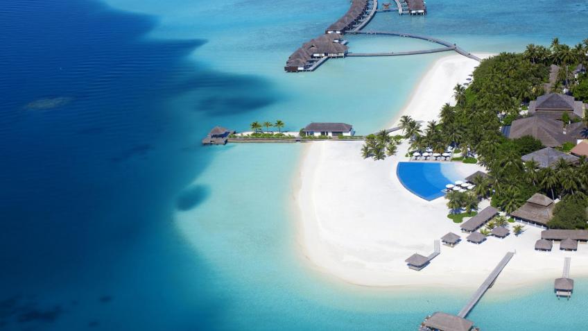 Пляжный отдых на Мальдивах. Отель Velassaru Maldives 5* (Южный Мале Атолл) Velassaru Maldives – пятизвездочный курорт, окруженный бахромой тропической зелени и сверкающими водами лагуны. Отель входит в коллекцию отелей-бутиков Small Luxury Hotels of the World. Отличительные черты курорта – красивая лазурная лагуна, удобная для купания, стильные виллы в сочетании с яркой тропической зеленью и теплой непринужденной атмосферой. В отеле возможна организация свадебных церемоний. Любители снорклинга останутся довольны красочным домашним рифом, который расположен в 50 метрах от берега.