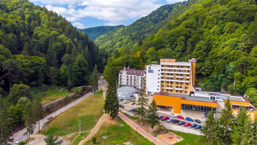 Слэник-Молдова — один из самых популярных лечебных курортов Румынии.   Климат здесь переходный от горного к субальпийскому с нежарким летом (+18 °C в июле) и мягкой зимой (-4 °C в январе). Воздух чистый, богатый смолистыми аэрозолями и отрицательными ионами кислорода.  Курорт специализируется на лечении заболеваний пищеварительного тракта, нарушений обмена веществ, астматических болезней, хронических бронхолёгочных заболеваний (в том числе — на аллергической основе), оториноларингологических болезней, забол