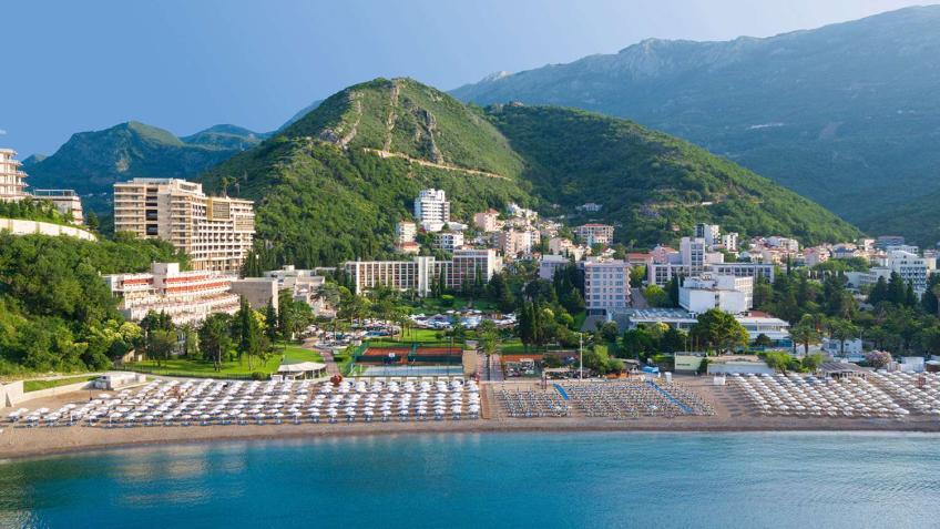 Черногория с вылетом из Кишинева. Отель на берегу - Iberostar Bellevue Hotel 4* (Бечичи) Черногория с вылетом из Кишинева. 2025 от COCOS TUR. (вылеты по вторникам и пятницам) Возможное кол-во ночей: 4, 7, 11, 14, 18, 21 Стоимость на двоих включает в себя: - Авиаперелет Кишинев-Тиват-Кишинев - Трансфер аэропорт-отель-аэропорт - Проживание 7 ночей - Питание ALL inclusive всё включено) - Мед.страховку ОТЕЛЬ: Iberostar Bellevue Hotel 4* Бечичи июнь от 1990 евро за двоих июнь от 1192 евро за двоих август от 1990 евро за двоих сентябрь от 1591 евро за двоих ОПИСАНИЕ ОТЕЛЯ Отел